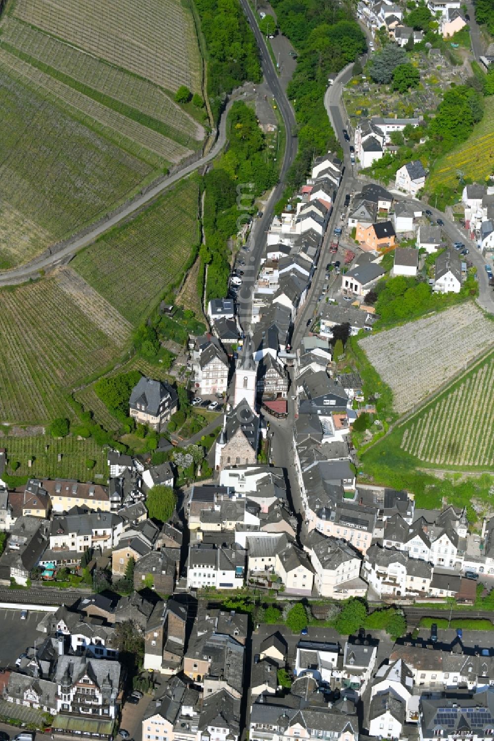 Aerial photograph Assmannshausen - Town View of the streets and houses of the residential areas in Assmannshausen in the state Hesse, Germany