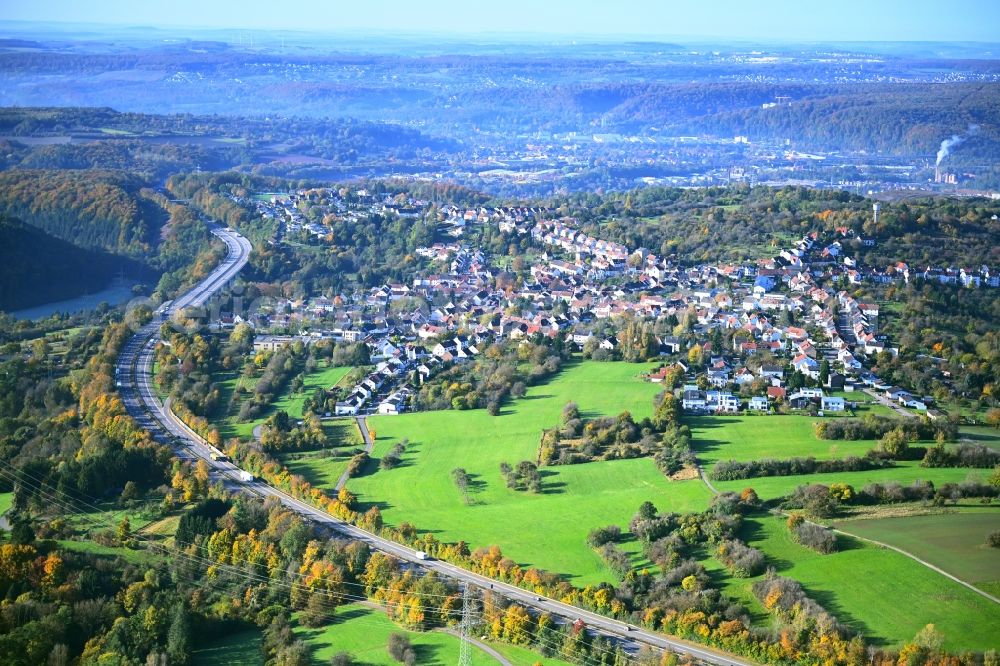 Aerial photograph Bischmisheim - Town view of the streets and houses of the residential areas along the course of the motorway BAB A6 in Bischmisheim in the state Saarland, Germany