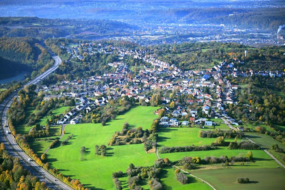 Bischmisheim from the bird's eye view: Town view of the streets and houses of the residential areas along the course of the motorway BAB A6 in Bischmisheim in the state Saarland, Germany