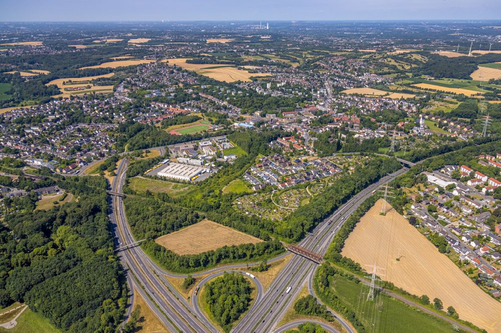 Aerial image Dortmund - Town view of the streets and houses of the residential areas along the course of the motorway BAB4 in the district Kirchlinde-Alt in Dortmund at Ruhrgebiet in the state North Rhine-Westphalia, Germany