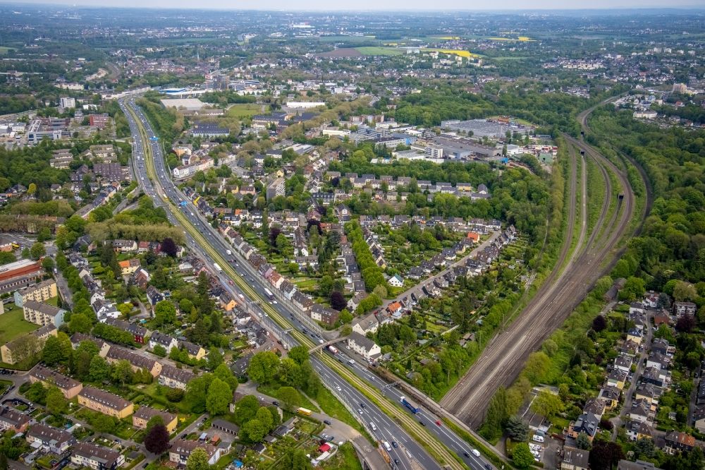 Essen from the bird's eye view: Town view of the streets and houses of the residential areas along the course of the motorway A40 in the district Frillendorf in Essen at Ruhrgebiet in the state North Rhine-Westphalia, Germany