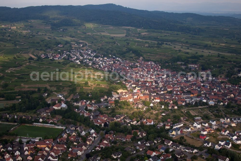 Aerial photograph Bahlingen am Kaiserstuhl - Town View of the streets and houses of the residential areas in Bahlingen am Kaiserstuhl in the state Baden-Wuerttemberg