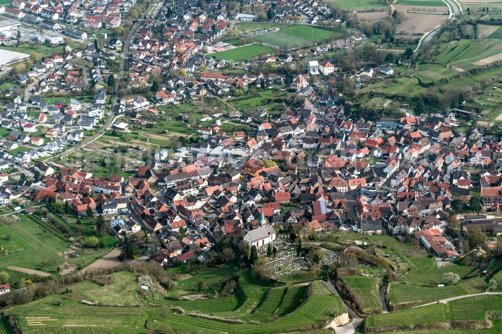 Aerial photograph Bahlingen am Kaiserstuhl - Town View of the streets and houses of the residential areas in Bahlingen am Kaiserstuhl in the state Baden-Wuerttemberg, Germany