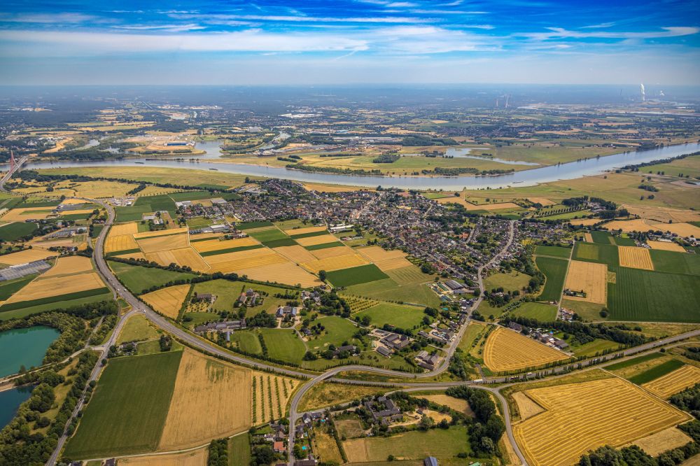 Aerial image Büderich - City view of the streets and houses of the residential areas surrounded by agricultural areas in Buederich on the river Rhine in the Ruhr area in the state of North Rhine-Westphalia, Germany