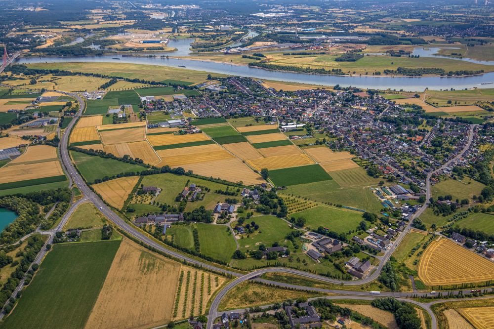 Büderich from the bird's eye view: City view of the streets and houses of the residential areas surrounded by agricultural areas in Buederich on the river Rhine in the Ruhr area in the state of North Rhine-Westphalia, Germany