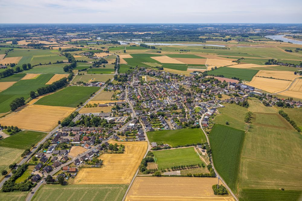 Aerial photograph Wesel - City view of the streets and houses of the residential areas surrounded by agricultural areas in Buederich on the river Rhine in the Ruhr area in the state of North Rhine-Westphalia, Germany