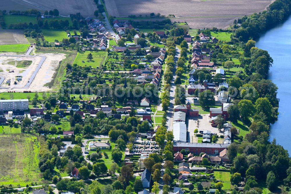 Groß Behnitz from the bird's eye view: Town View of the streets and houses of the residential areas along the Behnitzer Dorfstrasse in Gross Behnitz in the state Brandenburg, Germany