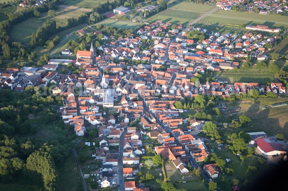 Aerial photograph Billigheim-Ingenheim - Town View of the streets and houses of the residential areas in Billigheim-Ingenheim in the state Rhineland-Palatinate