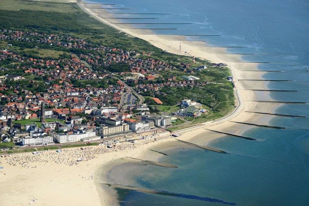 Borkum from the bird's eye view: Town View of the streets and houses of the residential areas in Borkum at the edge of the beach in the state Lower Saxony