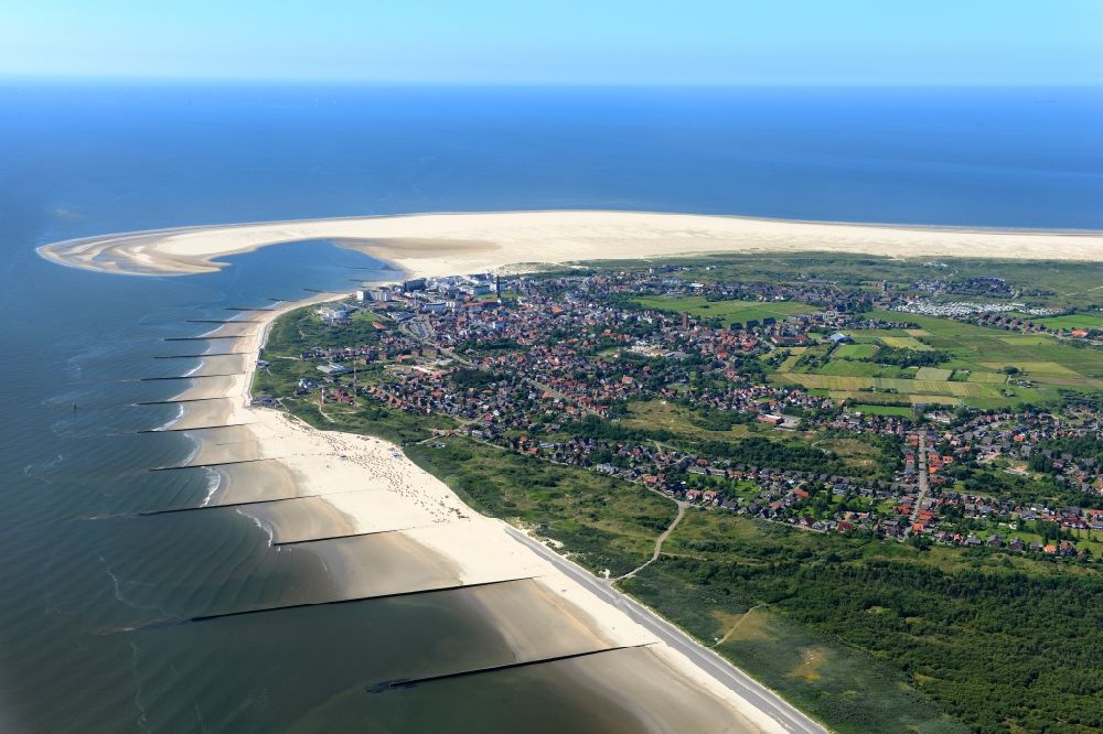 Aerial photograph Borkum - Town View of the streets and houses of the residential areas in Borkum in the state Lower Saxony
