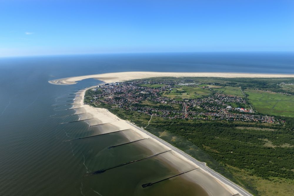 Borkum from above - Town View of the streets and houses of the residential areas in Borkum in the state Lower Saxony