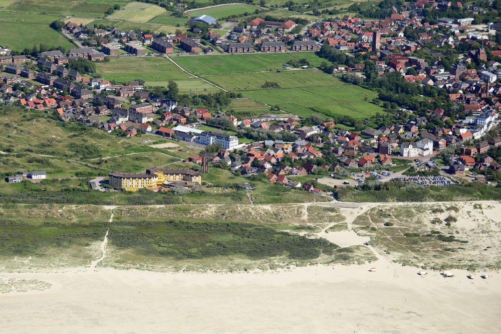 Aerial image Borkum - Town View of the streets and houses of the residential areas along the course of the road Richthofenstrasse in Borkum in the state Lower Saxony