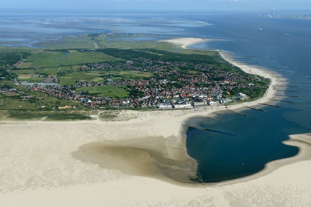 Aerial image Borkum - Town View of the streets and houses of the residential areas in Borkum in the state Lower Saxony