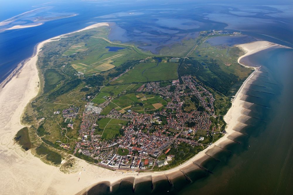 Borkum from the bird's eye view: Town View of the streets and houses of the Borkum in the state Lower Saxony