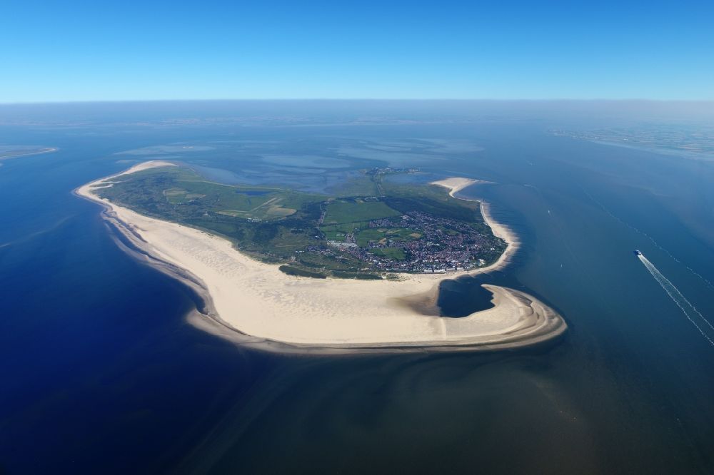 Aerial image Borkum - Town View of the streets and houses of the Borkum in the state Lower Saxony