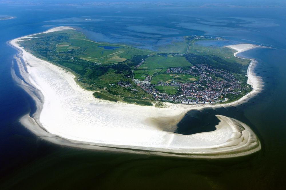 Aerial photograph Borkum - Town View of the streets and houses of the Borkum in the state Lower Saxony