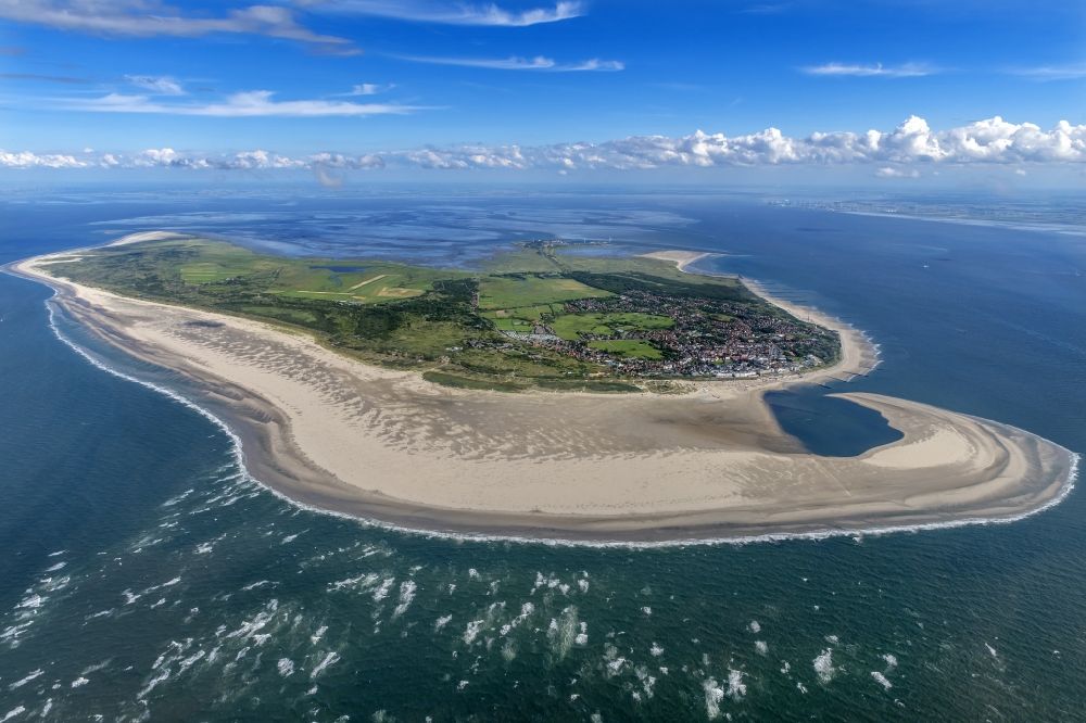 Aerial photograph Borkum - Town View of the streets and houses of the Borkum in the state Lower Saxony