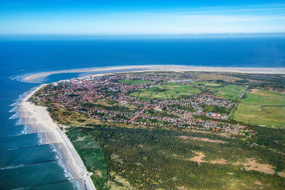 Borkum from the bird's eye view: Town View of the streets and houses of the residential areas in Borkum in the state Lower Saxony