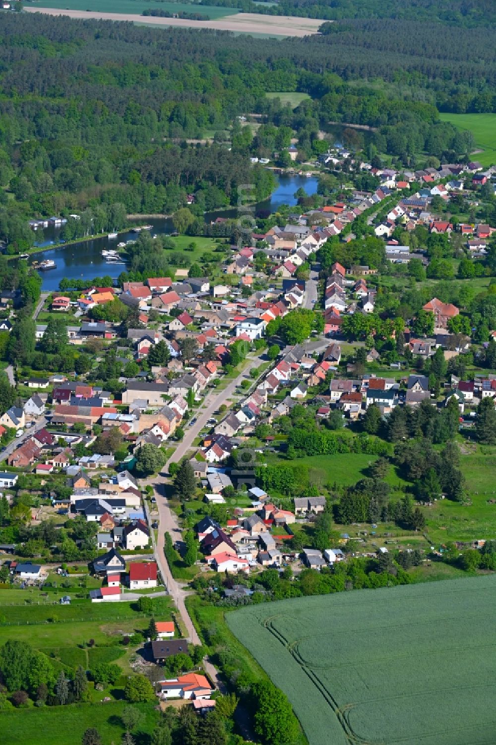 Aerial photograph Bredereiche - Town View of the streets and houses of the residential areas on Havel along Dorfstrasse in Bredereiche in the state Brandenburg, Germany