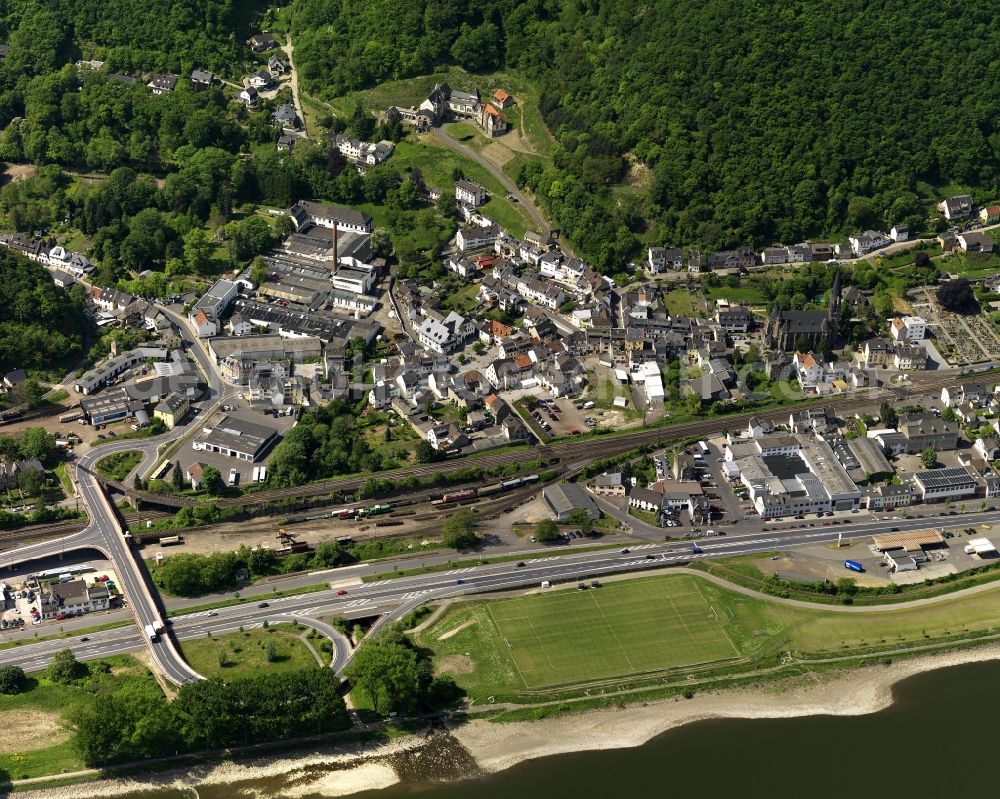 Aerial image Brohl-Lützing - Riverbank of the Rhine in Brohl-Luetzing in the state of Rhineland-Palatinate. On the riverbank of the borough, there is a football pitch, a green area and a small harbour pool. A forest on a hill slope is located behind the residential area