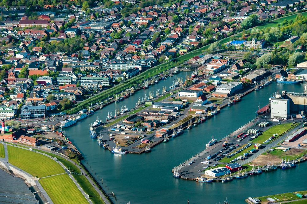 Aerial photograph Büsum - Town View of the streets and houses of the residential areas behind the two harbour basins in Buesum in the state Schleswig-Holstein