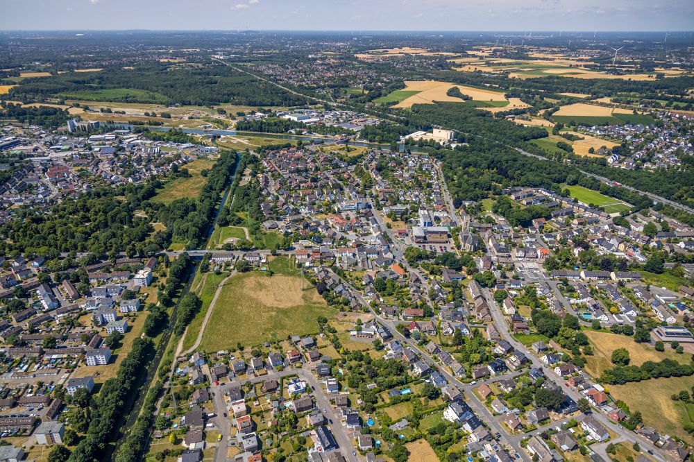 Castrop-Rauxel from the bird's eye view: Town View of the streets and houses of the residential areas in the district Henrichenburg in Castrop-Rauxel at Ruhrgebiet in the state North Rhine-Westphalia, Germany