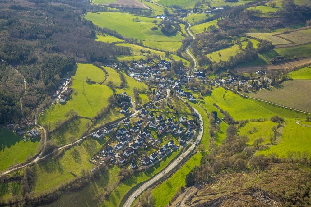 Aerial photograph Enkhausen - Town View of the streets and houses of the residential areas in Enkhausen at Sauerland in the state North Rhine-Westphalia, Germany