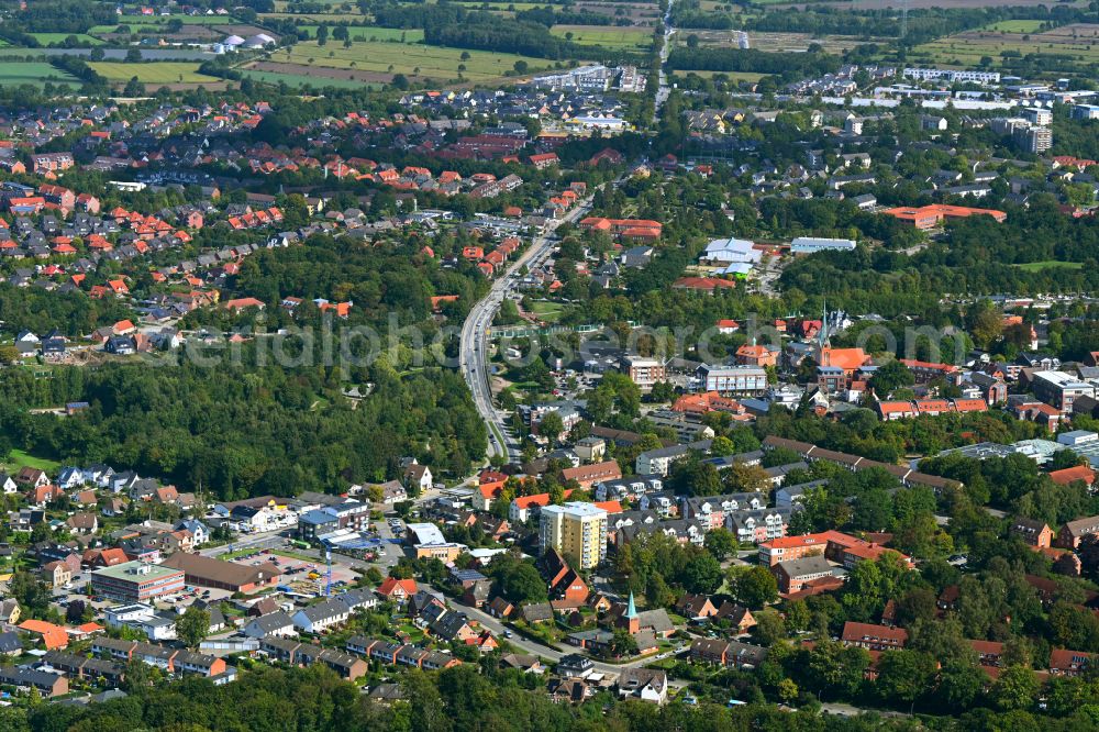 Schwarzenbek from the bird's eye view: Town View of the streets and houses of the residential areas along the Hamburger Strasse in Schwarzenbek in the state Schleswig-Holstein, Germany