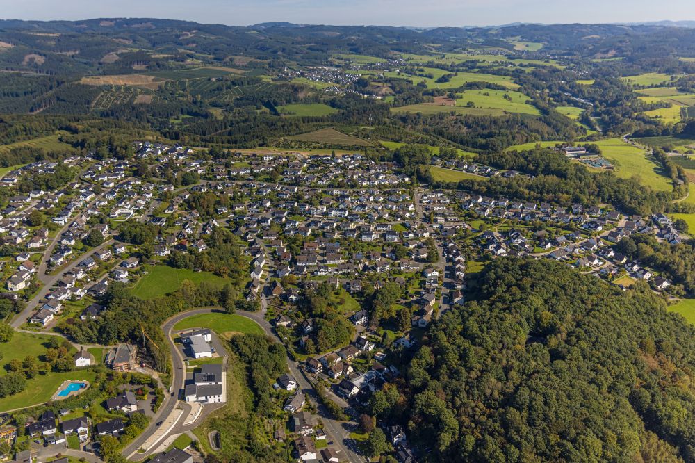 Aerial photograph Finnentrop - Town View of the streets and houses of the residential areas in Finnentrop at Sauerland in the state North Rhine-Westphalia, Germany