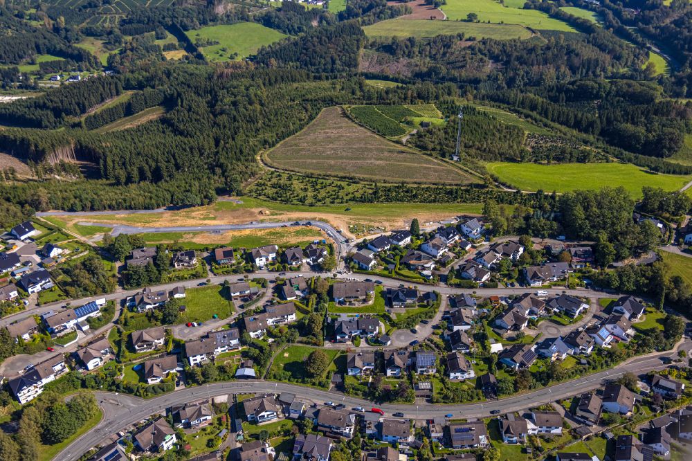 Finnentrop from the bird's eye view: Town View of the streets and houses of the residential areas in Finnentrop at Sauerland in the state North Rhine-Westphalia, Germany