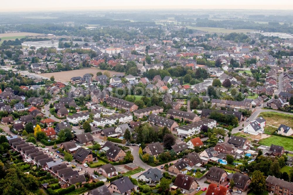 Aerial photograph Grefrath - Town View of the streets and houses of the residential areas in Grefrath in the state North Rhine-Westphalia, Germany