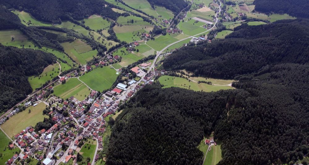 Aerial photograph Gutach Schwarzwaldbahn - Townscape of Gutach at the Baden Black Forest Railway in the state of Baden-Württemberg. The village lies in a valley of the Black Forest