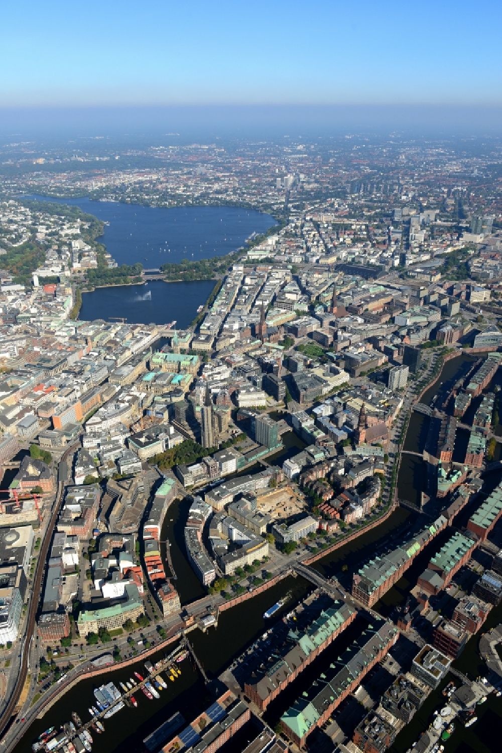 Hamburg from the bird's eye view: Town View of the streets and houses of the residential areas of Hamburg-Altstadt along the course of the river Zollkanal in Hamburg in Germany