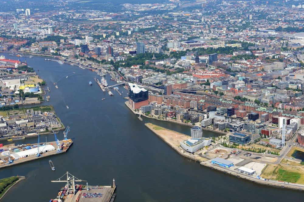 Hamburg from the bird's eye view: Town View of the streets and houses of the residential areas in Hamburg and the Elbe Philharmonic Hall along the course of the river Elbe in Germany