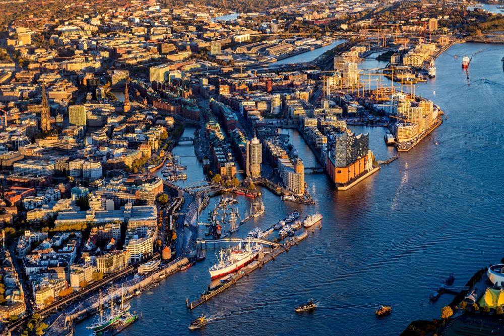 Aerial photograph Hamburg - Town View of the streets and houses of the residential areas in Hamburg along the course of the river Elbe and the Elbe Philharmonic Hall as well as the historical warehouse district Speicherstadt in Germany