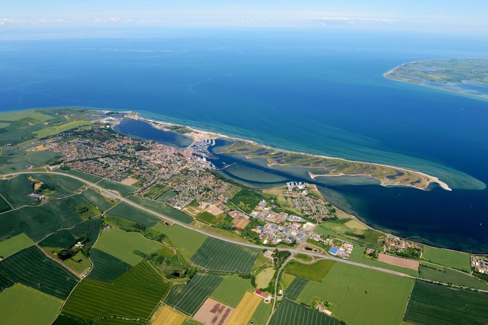 Heiligenhafen from the bird's eye view: Town View of the streets and houses of the residential areas of the field seamed town Heiligenhafen at the coast of the Baltic Sea in the state Schleswig-Holstein