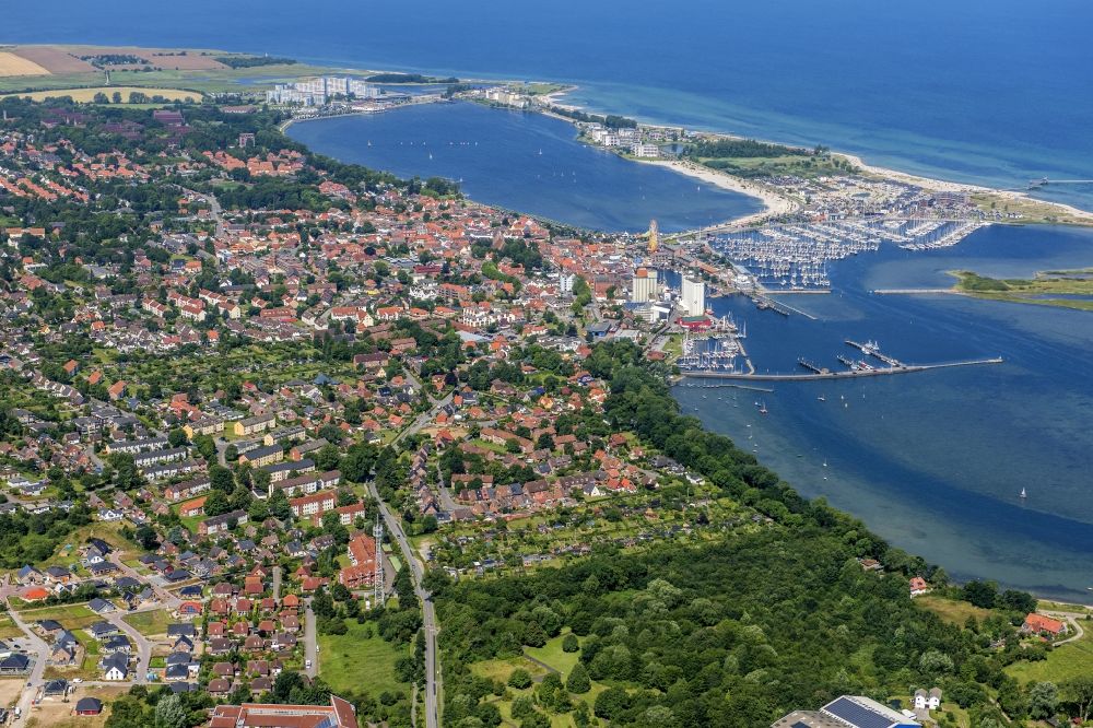 Aerial image Heiligenhafen - Town View of the streets and houses of the residential areas of the field seamed town Heiligenhafen at the coast of the Baltic Sea in the state Schleswig-Holstein
