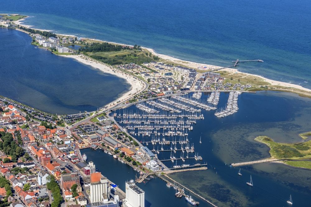Aerial photograph Heiligenhafen - City view of the streets and houses Ferienanlage StranResort pier Heiligenhafen on the Baltic Sea coast in the state of Schleswig-Holstein