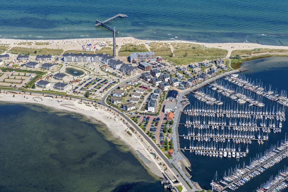 Aerial image Heiligenhafen - City view of the streets and houses Ferienanlage StranResort pier Heiligenhafen on the Baltic Sea coast in the state of Schleswig-Holstein