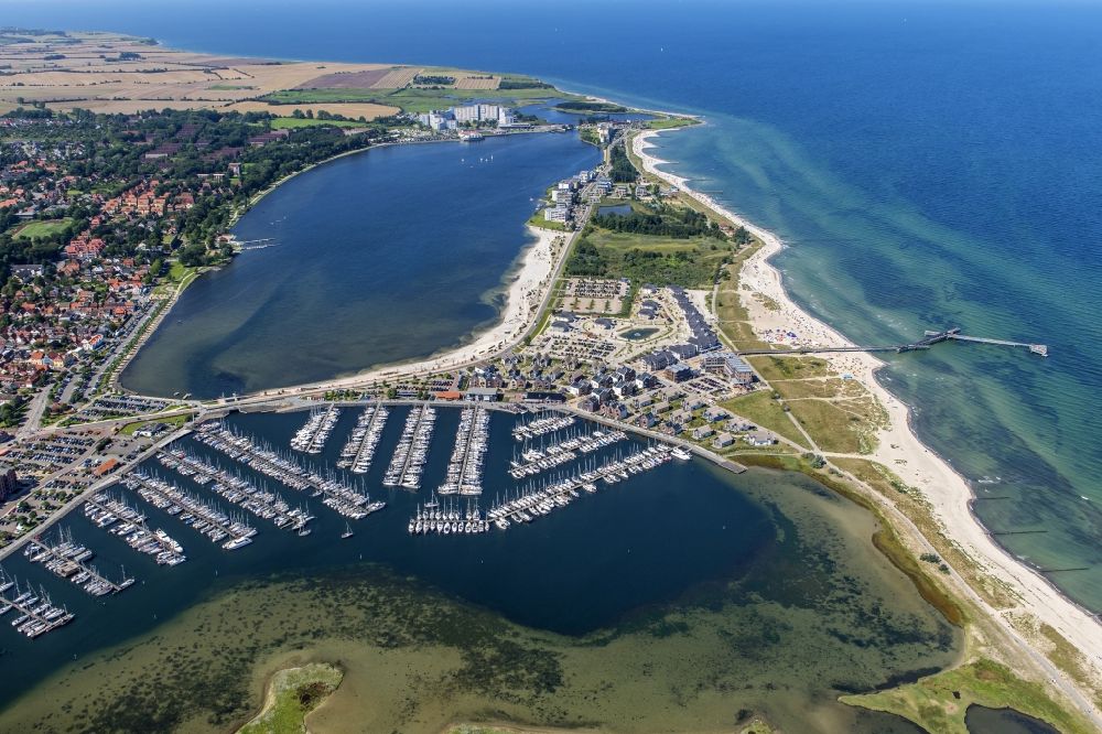 Heiligenhafen from the bird's eye view: City view of the streets and houses Ferienanlage StranResort pier Heiligenhafen on the Baltic Sea coast in the state of Schleswig-Holstein