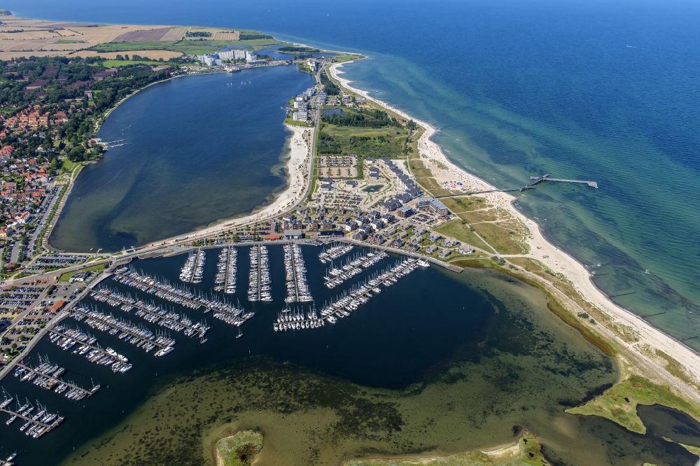 Aerial image Heiligenhafen - City view of the streets and houses Ferienanlage StranResort pier Heiligenhafen on the Baltic Sea coast in the state of Schleswig-Holstein