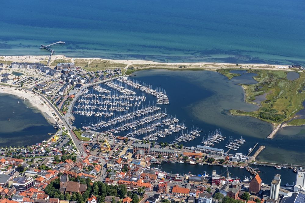 Heiligenhafen from the bird's eye view: City view of the streets and houses Ferienanlage StranResort pier Heiligenhafen on the Baltic Sea coast in the state of Schleswig-Holstein