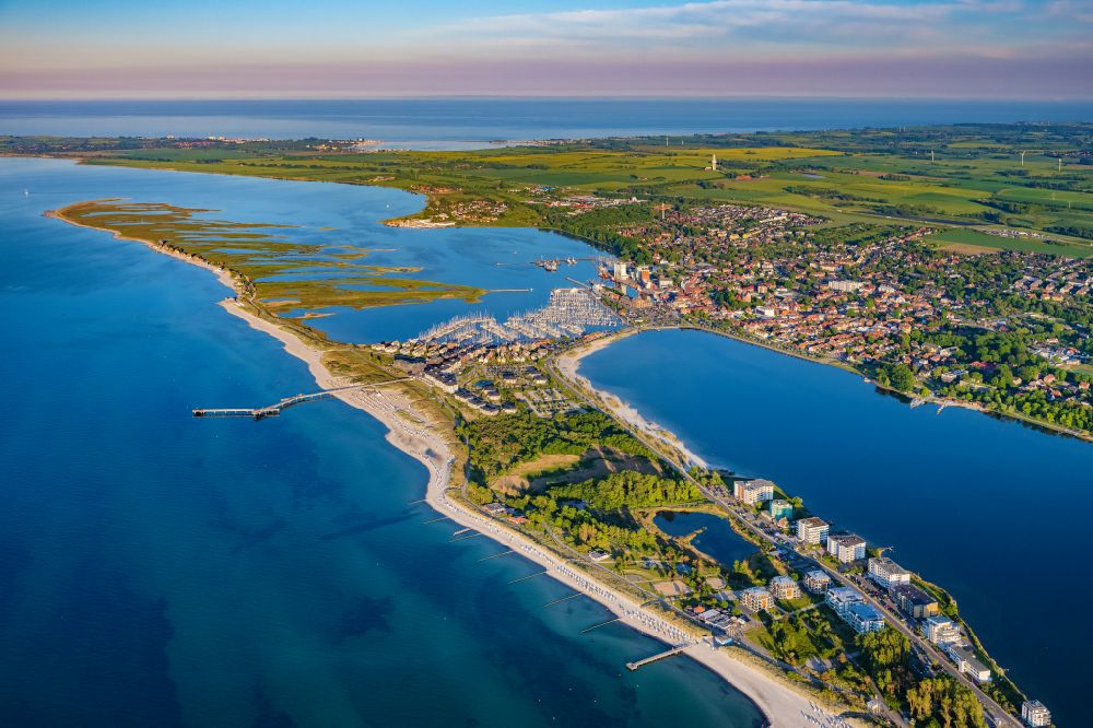 Aerial photograph Heiligenhafen - City view of the streets and houses Ferienanlage StranResort pier Heiligenhafen on the Baltic Sea coast in the state of Schleswig-Holstein
