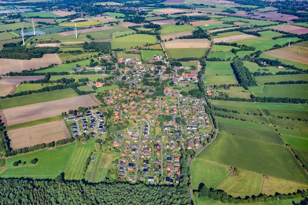 Helmste from the bird's eye view: Town View of the streets and houses of the residential areas in the district Helmste in Deinste in the state Lower Saxony, Germany