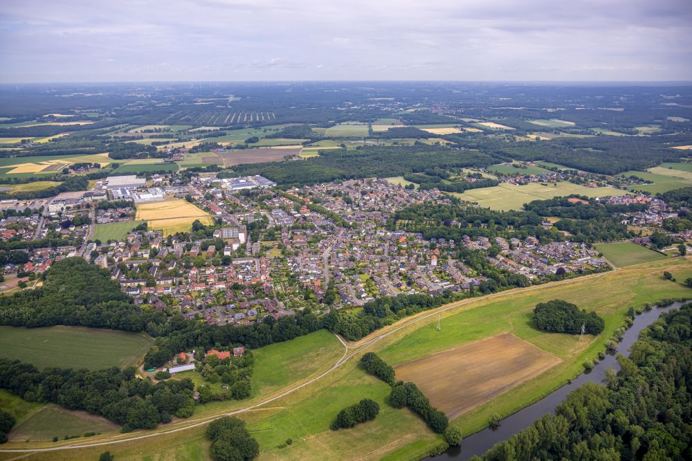 Aerial photograph Hervest - Town View of the streets and houses of Hervest near the Lippe river in Dorsten in the state North Rhine-Westphalia
