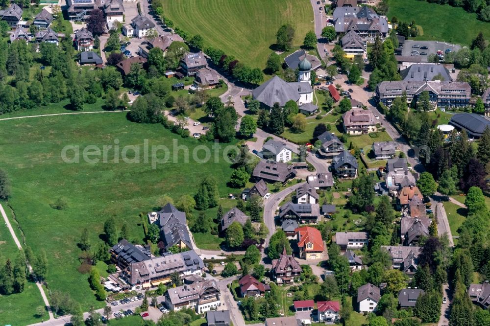 Aerial photograph Hinterzarten - Town View of the streets and houses of the residential areas in Hinterzarten in the state Baden-Wurttemberg, Germany