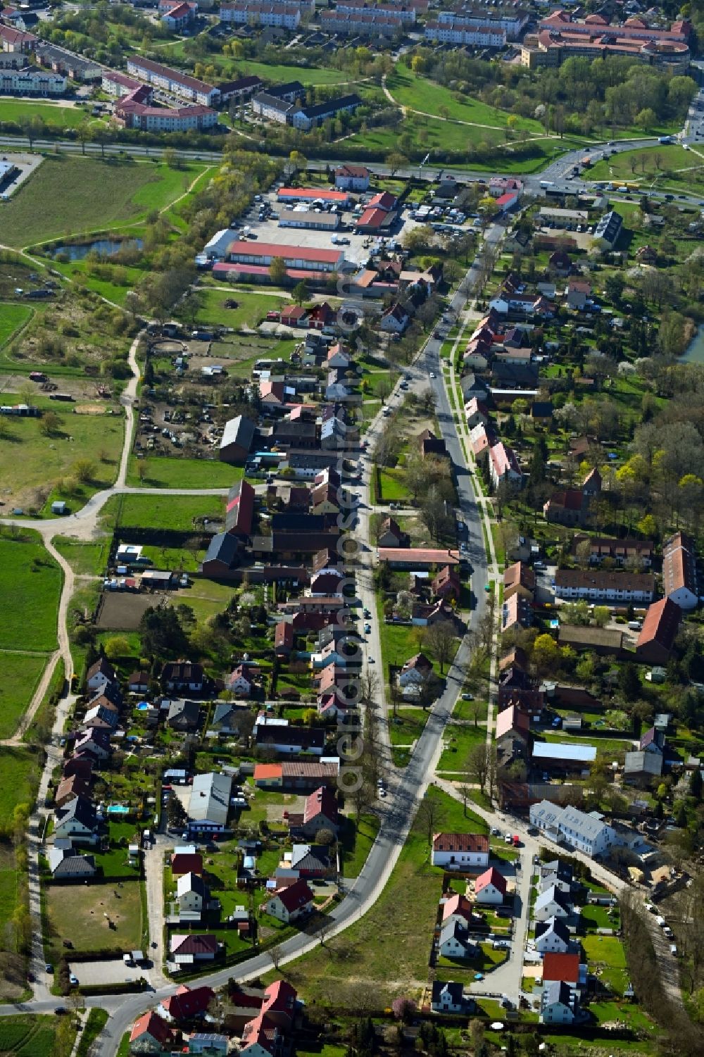 Hönow from the bird's eye view: Town View of the streets and houses of the residential areas in Hoenow in the state Brandenburg, Germany