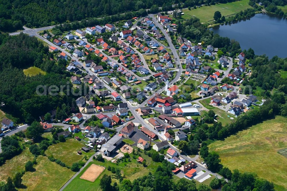 Hütten from the bird's eye view: Town View of the streets and houses of the residential areas in Huetten in the state Bavaria, Germany