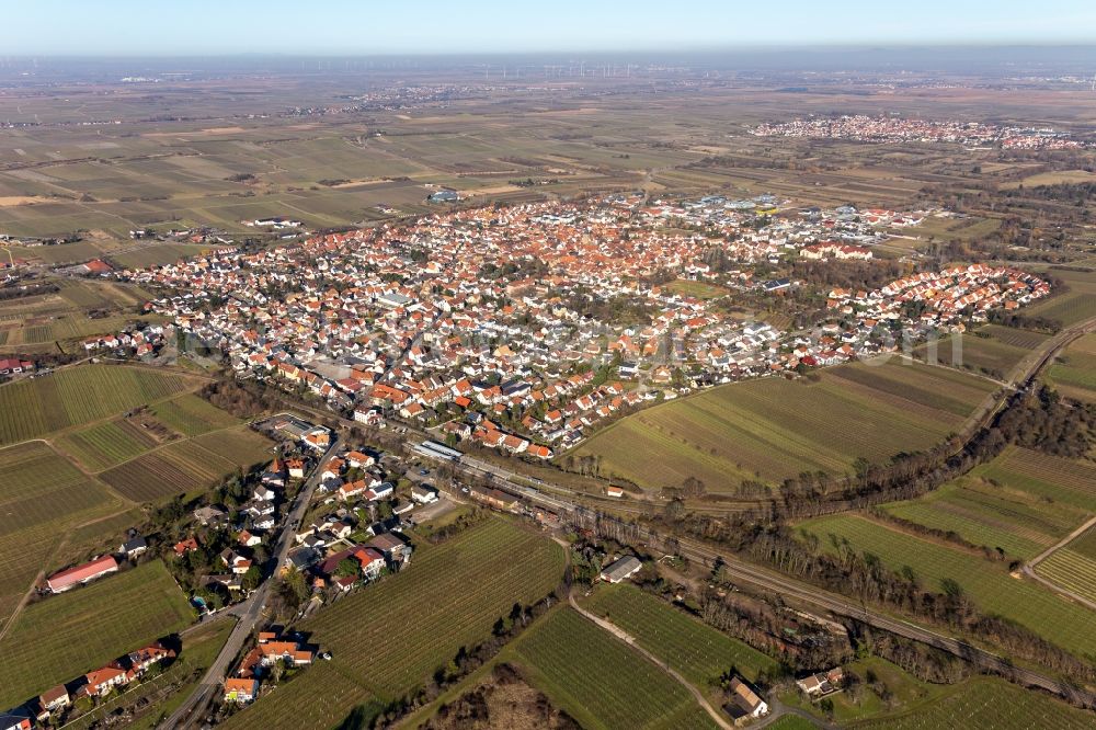Freinsheim from the bird's eye view: Town View of the streets and houses of the residential areas surrounded by wine yards in Freinsheim in the state Rhineland-Palatinate, Germany