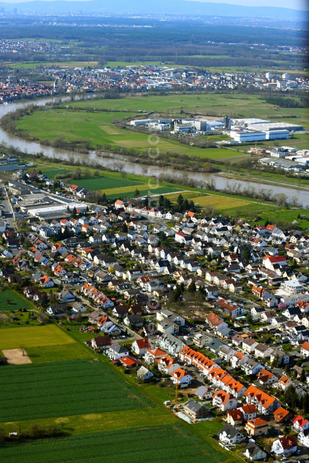 Klein-Welzheim from above - District view of Klein-Welzheim on the course of the river Main with streets, houses and residential areas in Seligenstadt in the state Hesse, Germany